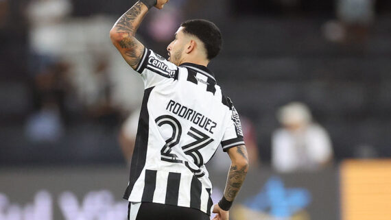Santi Rodríguez de costas comemorando gol do Botafogo (foto: Vitor Silva/Botafogo)
