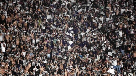Torcedores do Botafogo foram suspensos por terem acendido sinalizadores em princípio de incêndio no Nilton Santos (foto: Vitor Silva/Botafogo)