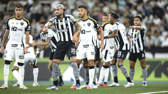 Jogadores do Atlético se preparam para lance de bola aérea em jogo contra o Botafogo (foto: Pedro Souza/Atlético)
