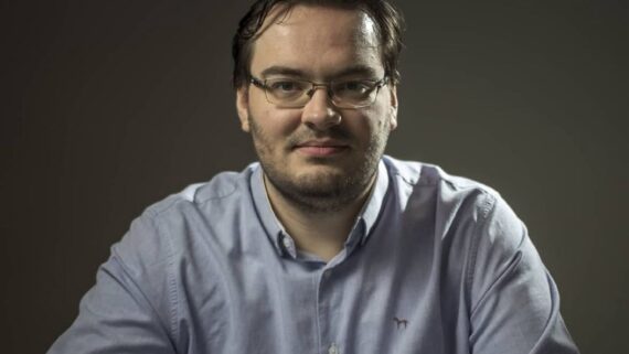 Jornalista com camisa social (foto: Divulgação/Rodrigo Capelo)