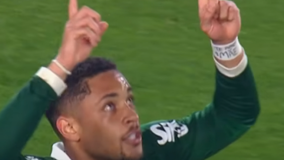 Vitor Roque usa munhequeira com homenagem à mãe, Hercília (foto: Reprodução)