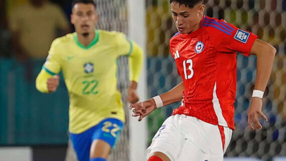 Iván Román em ação contra o Brasil (foto: Carlos Parra/Comunicaciones FFCh)