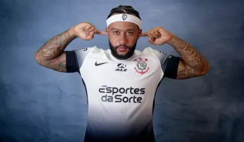 Corinthians convence Depay a receber dívida milionária em parcelas