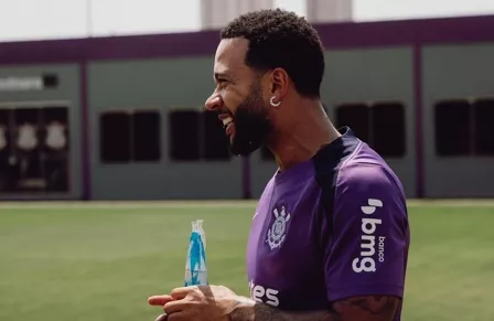 Corinthians faz treino tático e Depay segue como dúvida no Brasileirão