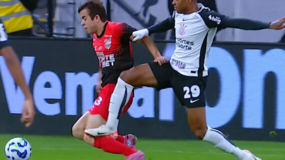 Vitinho, do Corinthians, deu solada na perna de Dudu, do Athletico-PR (foto: Reprodução/TV Globo)