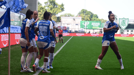 Jogadoras do Cruzeiro comemorando gol sobre o Corinthians, pela ida da final do Brasileiro Feminino (foto: Leandro Couri/EM/DA.Press)