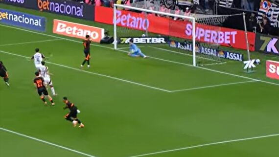 Yuri Alberto perdeu pênalti em Corinthians x Flamengo (foto: Cazé TV/Reprodução)