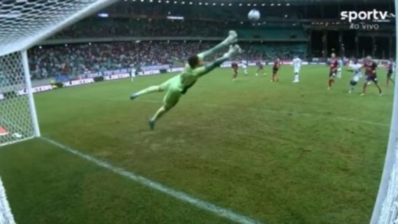 Goleiro Ronaldo se esticou, mas não conseguiu impedir gol de Gabi, o segundo do Cruzeiro na vitória por 2 a 1 sobre o Bahia (foto: Reprodução/SporTV)