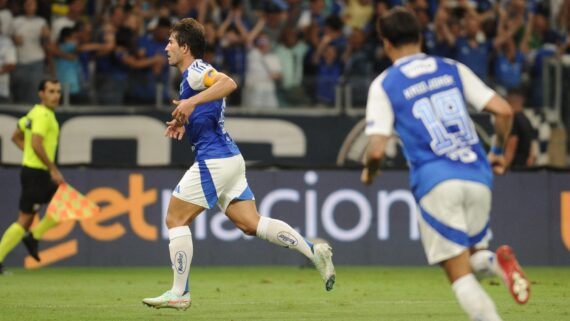 Volante do Cruzeiro, Silva comemora gol diante do Bragantino (foto: Alexandre Guzanshe/EM/D.A Press)