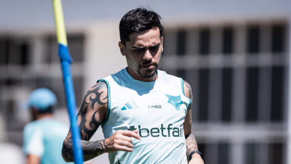 Fagner, lateral-direito do Cruzeiro, recupera-se da fratura na fíbula da perna direita (foto: Gustavo Aleixo/Cruzeiro)