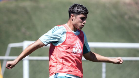 Cauan Baptistella, meia-atacante de 17 anos do Cruzeiro, em treinamento na Toca da Raposa (foto: Gustavo Aleixo/Cruzeiro)