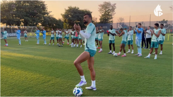 Jogadores do Cruzeiro aplaudem festa da torcida na Toca da Raposa 2 em último treino antes do clássico com o Atlético (foto: Reprodução/TV Cruzeiro)