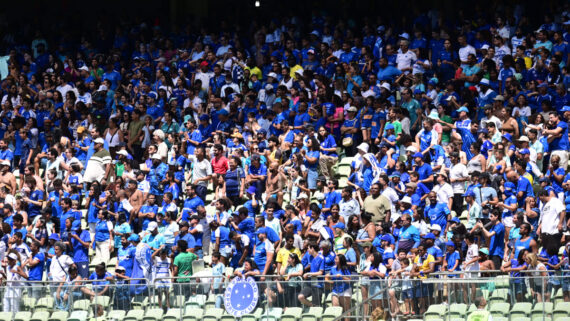 Torcida do Cruzeiro no Independência para o primeiro jogo da final do Brasileiro Feminino, com o Corinthians (foto: Leandro Couri/EM/D.A Press)