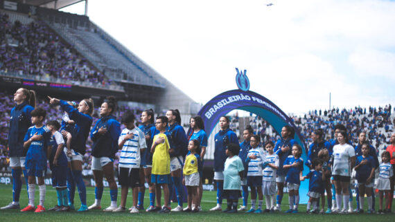 Jogadoras do Cruzeiro perfiladas para o hino nacional antes da final do Brasileiro Feminino (foto: Gustavo Martins/Cruzeiro)