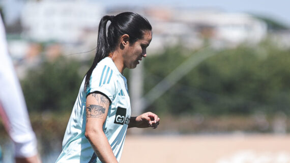 Lady Andrade, ex-meia do Cruzeiro, em treinamento na Toca da Raposa 1, em Belo Horizonte (foto: Gustavo Martins/Cruzeiro)