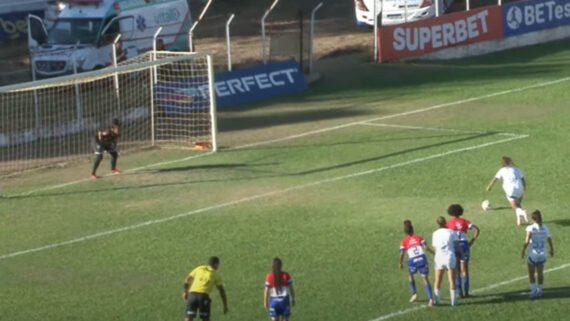 Cobrança de pênalti de Byanca Brasil em Valadares x Cruzeiro pelo Campeonato Mineiro Feminino (foto: Reprodução)