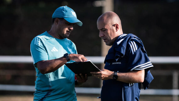 Wesley Carvalho, auxiliar, ao lado de Leonardo Jardim, técnico do Cruzeiro (foto: Gustavo Aleixo/Cruzeiro)