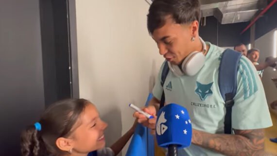 Paolla recebeu autógrafo de Kaio Jorge (foto: Reprodução/TV Cruzeiro)