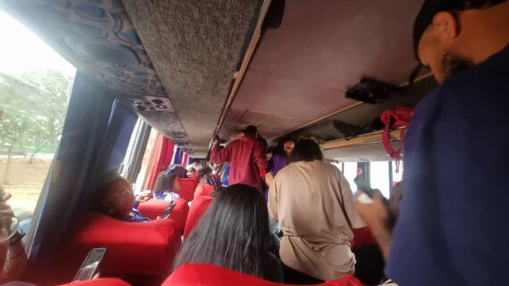 Torcedores do Cruzeiro foram realocados em outro ônibus a caminho da decisão em São Paulo (foto: Camila Moura/Arquivo pessoal)