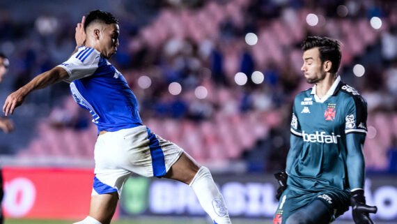 Kaio Jorge, atacante do Cruzeiro, e Léo Jardim, goleiro do Vasco, em confronto pelo primeiro turno do Brasileiro (foto: Gustavo Aleixo/Cruzeiro)