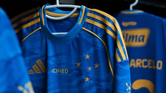 Cruzeiro estreou a terceira camisa para a temporada 2025 na derrota por 2 a 0 para o Vasco, em 27 de setembro, pela 2ª rodada do Brasileiro (foto: Thaís Magalhães/Cruzeiro)