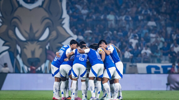Jogadores do Cruzeiro reunidos no gramado (foto: Gustavo Aleixo/Cruzeiro)