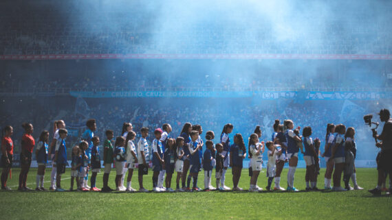 Atletas do Cruzeiro jogaram sob os olhares de 19.175 pessoas no primeiro jogo da final do Brasileiro, no Independência (foto: Gustavo Martins/Cruzeiro)