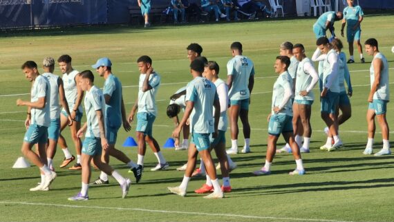 Elenco do Cruzeiro treinando na Toca da Raposa 2 (foto: João Victor Pena/No Ataque)