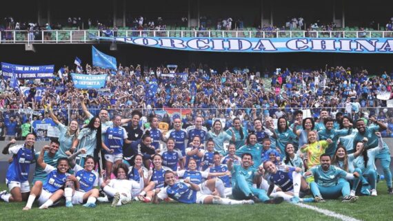 Jogadoras do Cruzeiro com a torcida no Independência (foto: Gustavo Martins/ Cruzeiro)