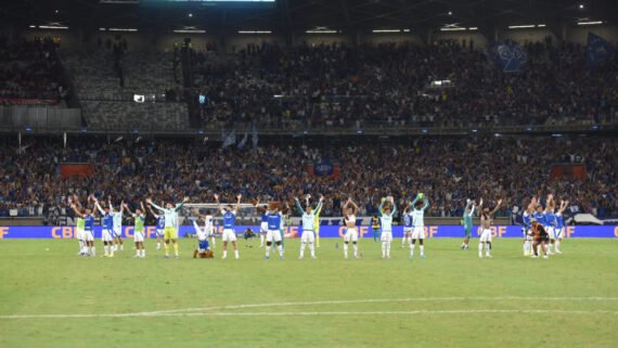 No Mineirão, diante da torcida, jogadores do Cruzeiro celebram vitória sobre o Flamengo no primeiro turno do Brasileiro (foto: Ramon Lisboa/EM/D.A. Press)