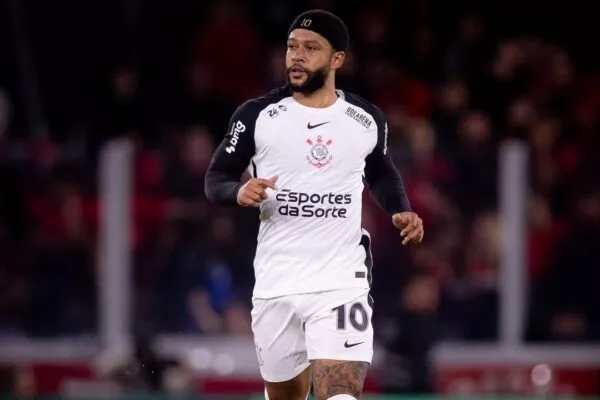 Depay denuncia mentiras em redes sociais e promete revelar verdades no Corinthians