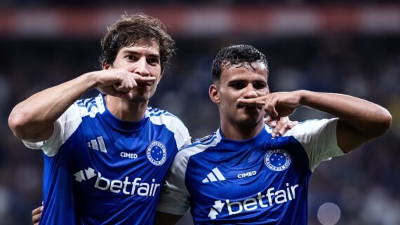 Lucas Silva e Kaiki celebram gol pelo Cruzeiro (foto: Gustavo Aleixo/Cruzeiro)