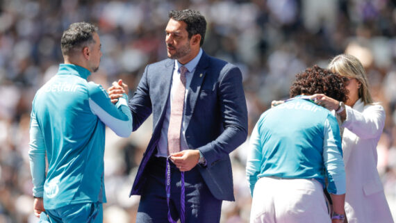 Jonas Urias, técnico do Cruzeiro, e Bárbara Fonseca, diretora, receberam medalha de prata pelo vice-campeonato do Brasileiro Feminino (foto: Staff Images Woman/CBF)