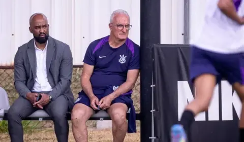 Dorival Júnior acompanha base e destaca jovens no Corinthians