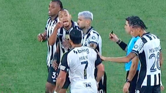 Confusão entre Hulk e Marlon Freitas em Botafogo x Atlético (foto: Reprodução/Prime Video)
