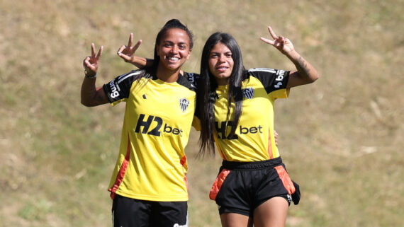 Jogadores do Atlético sorriem para foto durante treino do time feminino (12/9) (foto: Daniela Veiga/Atlético)