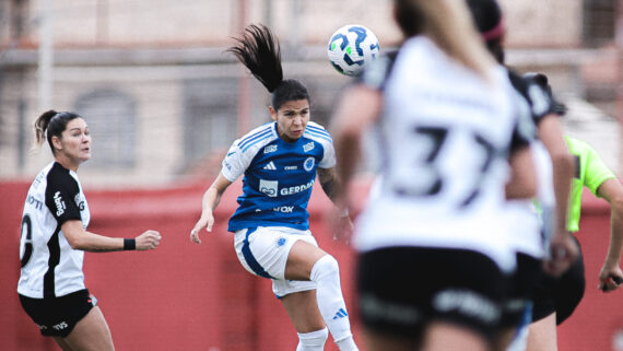 Jogadoras de Cruzeiro e Corinthians no campo do Castor Cifuentes (foto: Gustavo Martins/No Ataque)