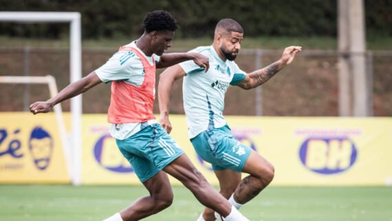 Jonathan Jesus e João Marcelo, zagueiros do Cruzeiro, em treinamento na Toca da Raposa 2 (foto: Gustavo Aleixo/Cruzeiro)