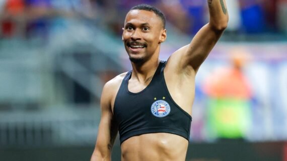 Ademir durante comemoração de golaço pelo Bahia (foto: Rafael Rodrigues/EC Bahia)