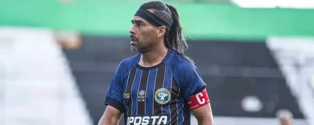 Ex-atacante de Fluminense e Goiás volta ao profissional aos 48 anos