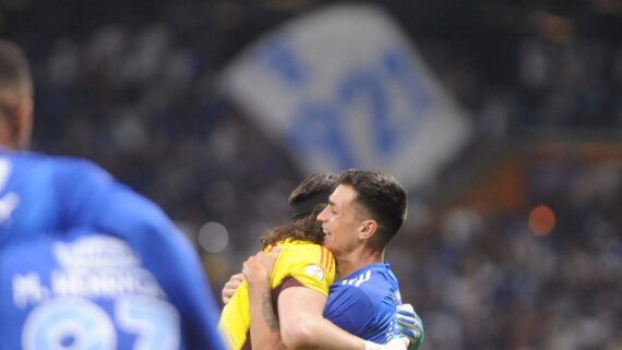 Dinenno é abraçado pelo goleiro Cássio após vitória do Cruzeiro sobre o Juventude, no Mineirão, pelo Brasileirão de 2024 (foto: Alexandre Guzanshe/EM/D.A. Press.)
