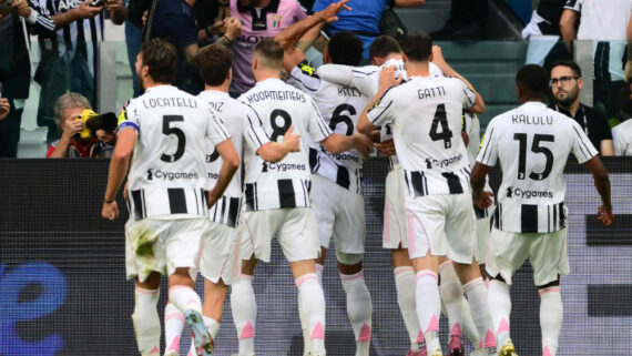 Jogadores da Juventus comemoram gol sobre a Inter de Milão (foto: MARCO BERTORELLO / AFP)