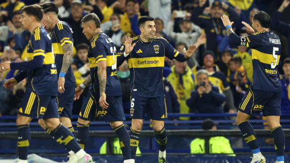 Battaglia comemora gol pelo Boca Juniors ao lado dos companheiros (foto: ALEJANDRO PAGNI / AFP)