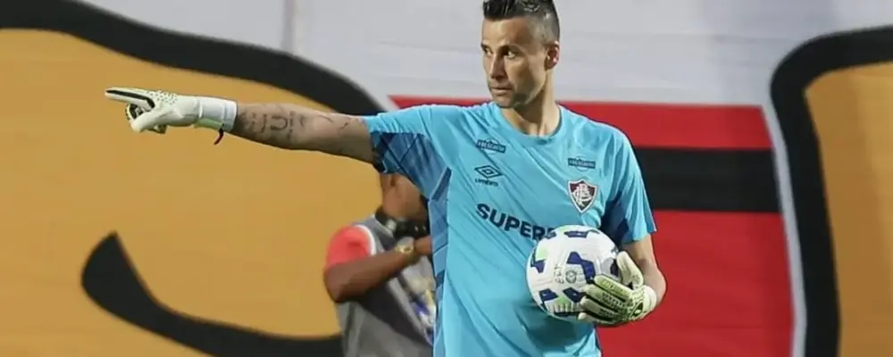 Fábio completa 45 anos e continua sendo peça-chave do Fluminense