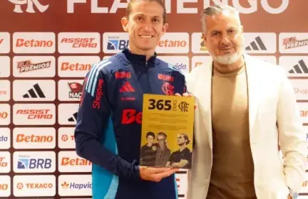 Filipe Luís completa 1 ano treinando o Flamengo e é homenageado: “Espero ficar muito tempo”
