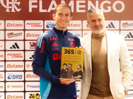 Filipe Luís completa 1 ano treinando o Flamengo e é homenageado: “Espero ficar muito tempo”