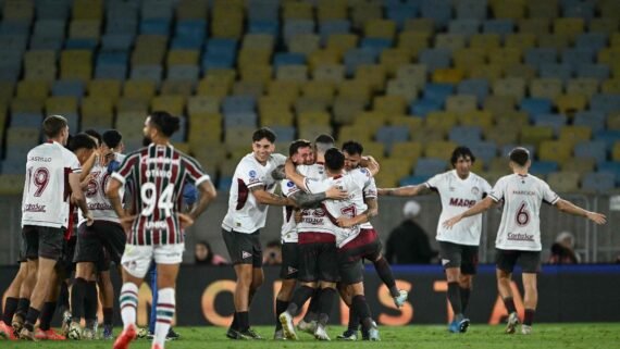 Lanús buscou empate diante do Fluminense no Maracanã (foto: Mauro PIMENTEL / AFP)