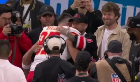 Fora da seleção, Neymar entra em campo na NFL durante Data Fifa