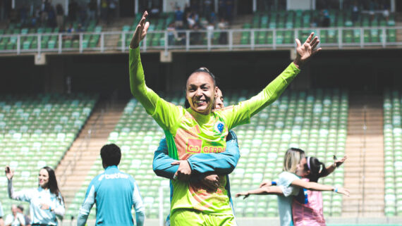 Taty Amaro, goleira do Cruzeiro, celebra classificação à final do Brasileiro Feminino (foto: Gustavo Martins/Cruzeiro)