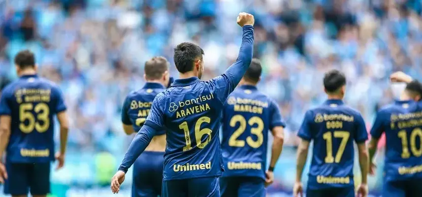 Grêmio vence Vitória e projeta sequência positiva no Brasileirão